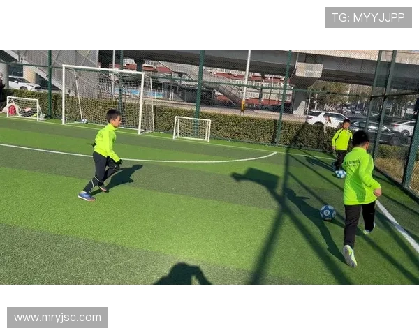 冬季严寒中足球明星们的训练瞬间展现了他们的坚持与热爱