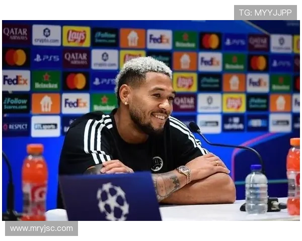 足球明星赛场打瞌睡瞬间曝光引发网友热议与调侃